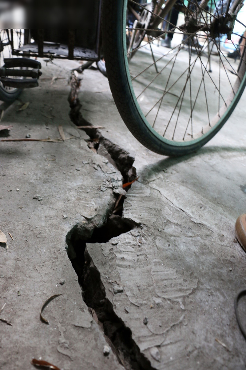 Cận cảnh những vết nứt dài chân cầu Đuống khiến người dân thấp thỏm lo sợ